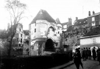 Souvenir de visite de la ville haute par la société savante : la porte saint Ardon