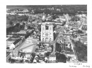 Corbie. Vue aérienne de la ville, l'abbatiale, le centre ville
