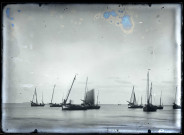 Cayeux-sur-Mer. Neuf bateaux flottants attendant la pleine mer