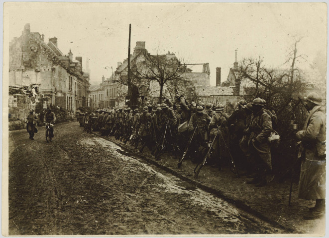 AISNE. AUX ENVIRONS DE COURTECON. LA FERME DES GRELINES. SOLDATS FAISANT LA PAUSE. 13 NOVEMBRE 1917