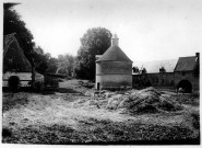 La ferme du château de Frucourt : la cour et le pigeonnier à pied ou colombier