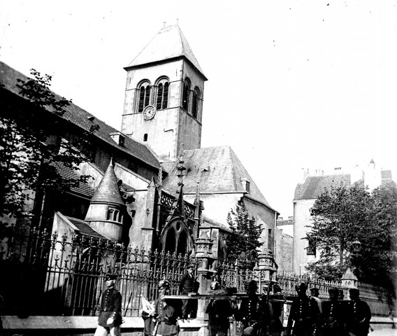 Cérémonie devant une église