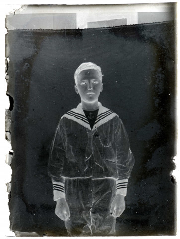Portrait d'un jeune garçon en vareuse