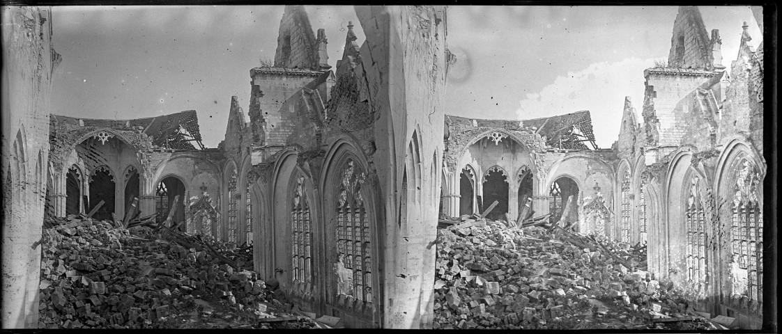 Roye (Somme). Ruines de l'église. La toiture desvastée