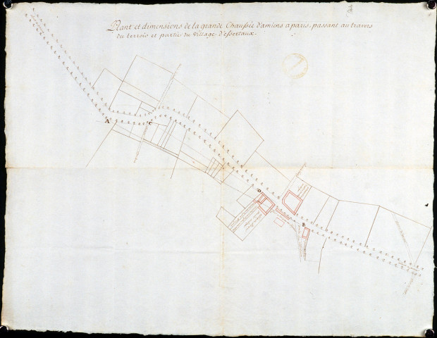 Plant et dimensions de la grande chaussée d'Amiens à Paris, passant au travers du terroir et partie du village d'Essertaux