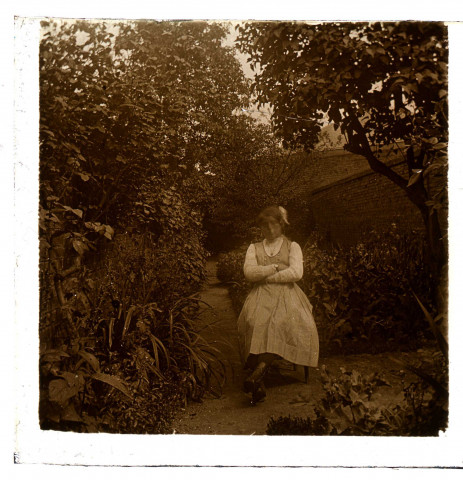 Une femme assise dans un jardin à Amiens