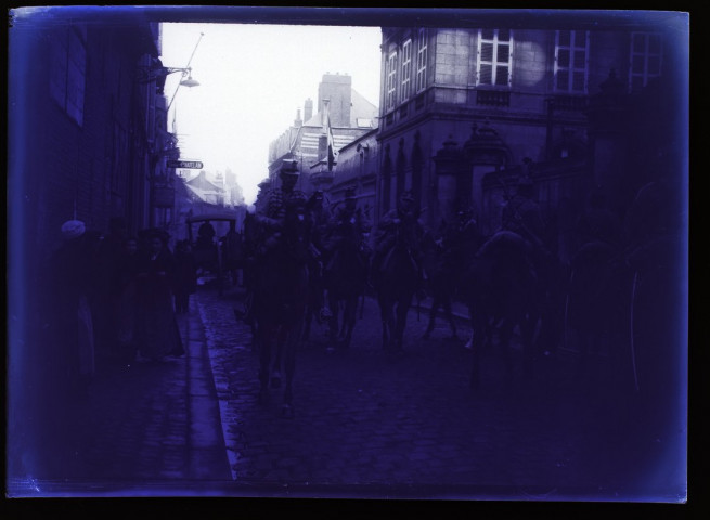 [Chasseurs à cheval dans une rue d'Amiens. ]