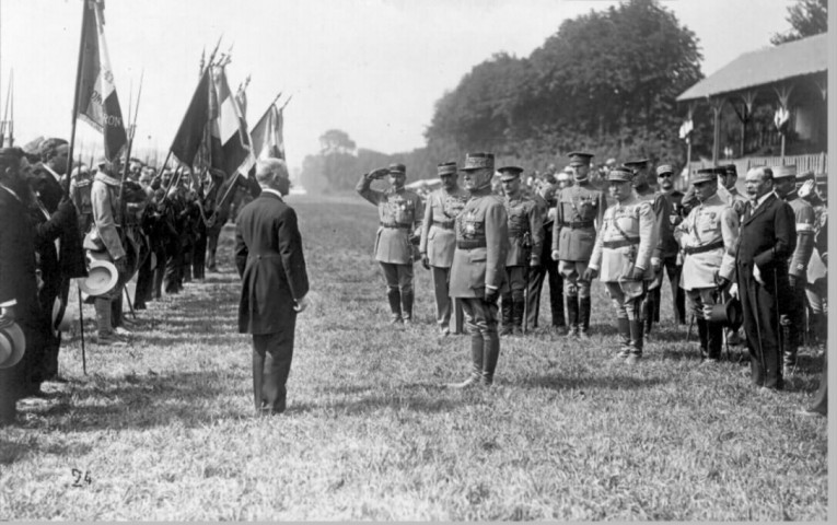La journée des Croix-de-Guerre, remise de drapeaux aux anciens combattants de la guerre 1914-1918 par le Maréchal-Foch