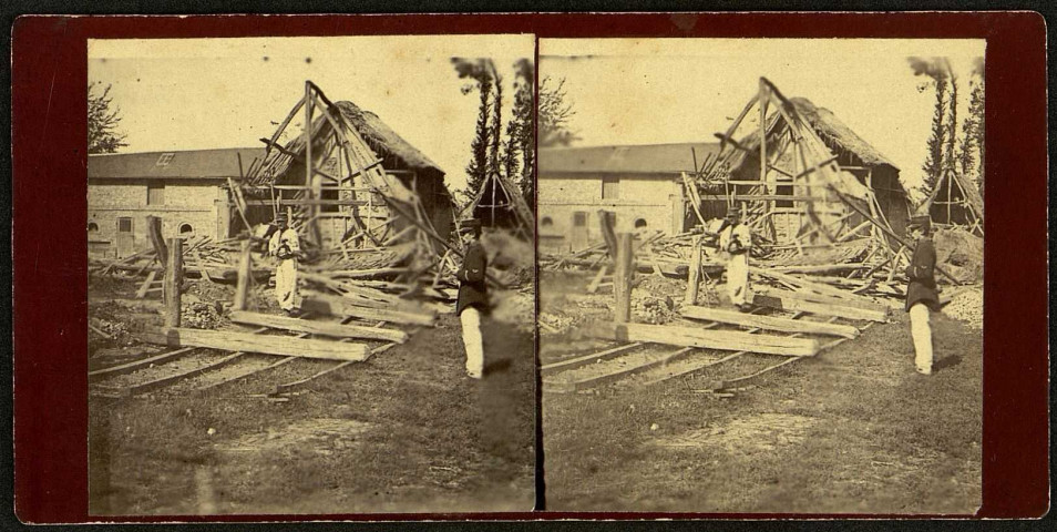 Beaucamps-le-Vieux. Les dégâts de la tornade du 10 août 1895 : une ferme dévastée. Des militaires s'affairent aux travaux de déblaiement et de reconstruction
