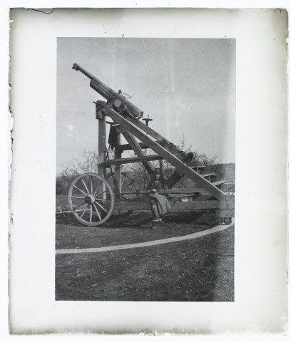 [Soldat assis près d'une pièce d'artillerie - Guerre 1914-1918]