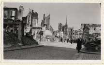 Amiens. La rue des Chaudronniers prise du trottoir du beffroi après les bombardements de 1940