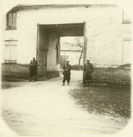 Manoeuvres militaires de Picardie du 2e Corps d'Armée : soldats postés à l'entrée d'une ferme picarde
