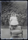 Portrait d'un enfant de la famille Danel grimpé sur un fauteuil