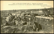 La Grande Guerre 1914-17. - Bataille de la Somme - Ravitaillement de l'Artillerie par un Decauville - Route de Maurepas à Combles