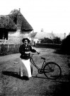 Portrait de femme à la bicyclette