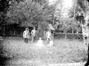 Groupe de personnages posant dans un bois
