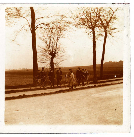 Spectateurs d'une course cycliste route de Paris à Amiens