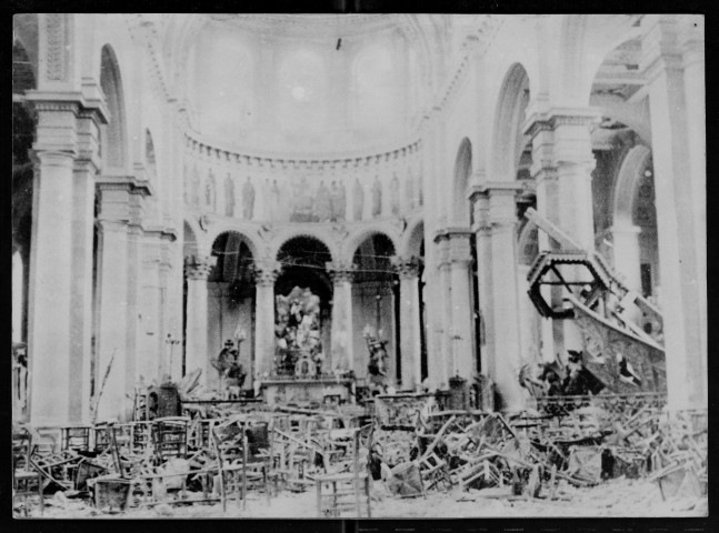 Intérieur d'une église détruit par les bombardements