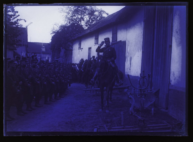 Manoeuvres de septembre 1902 - 72e de ligne - à Saint-Sauflieu - au drapeau
