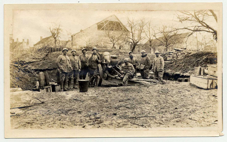 Position d'artillerie dans la Somme. Canonniers près d'un canon de 155 court Schneider