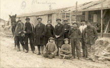 Guerre 1914 1918. Portrait des ouvriers de l'entreprise "Lebelle couverture zinguerie" devant un baraquement de la reconstruction