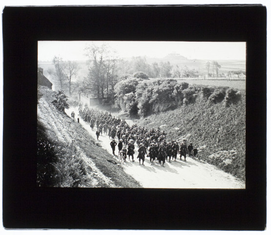 Marches d'épreuve du 72e de ligne route de Boves à Cagny, effet de contre jour - mai 1901