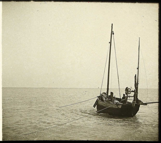 Saint-Valery-sur-Somme (Somme). Bateau de pêche tirant son filet en mer