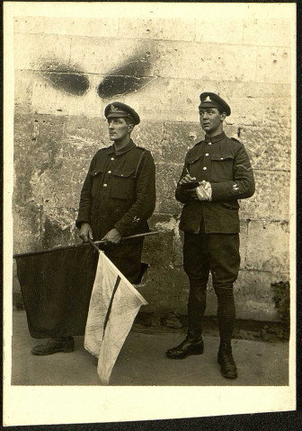 Entente cordiale entre soldats britanniques et français. Guerre 1914-15-16. Caporal Gustave Lecomte interprète