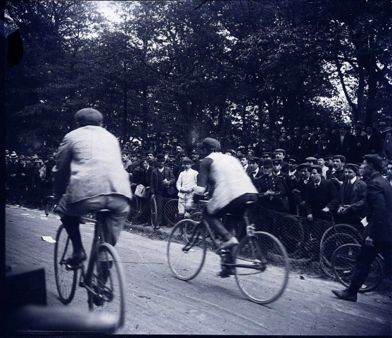 Amiens (Somme). Course cycliste : passage de coureurs devant la foule