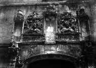 Eglise d'Andechy, vue de détail : les sculptures au dessus du portail