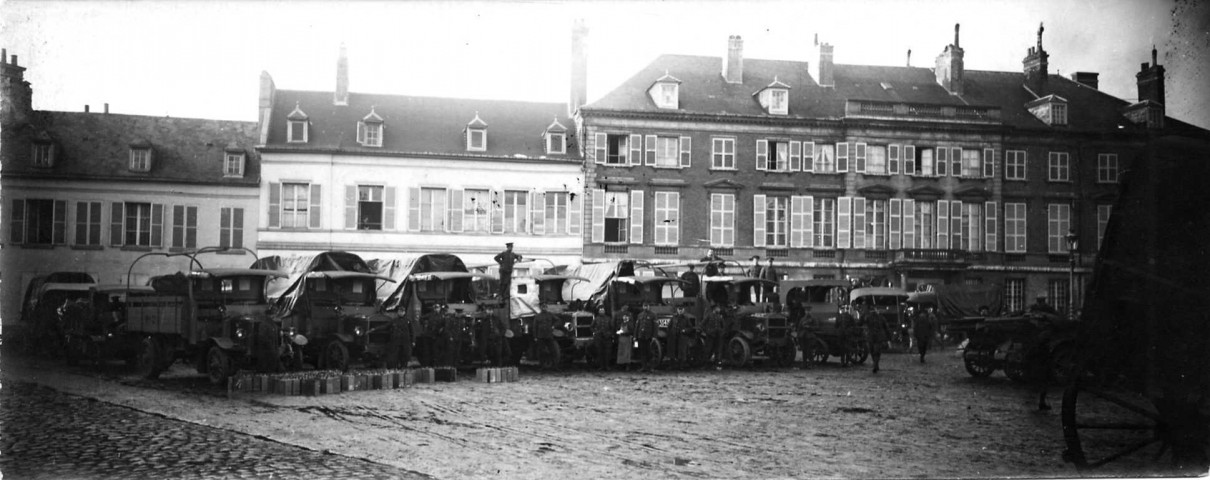 Les camions de l'armée britannique stationnés à Abbeville pendant la guerre 1914-1918