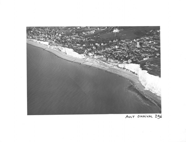 Ault. Vue aérienne du littoral