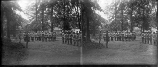 Environs de Genvry (Oise). Soldats du 2e Régiment d'Artillerie de Campagne (R.A.C.) au garde à vous pour les adieux du lieutenant-colonel Chavelet