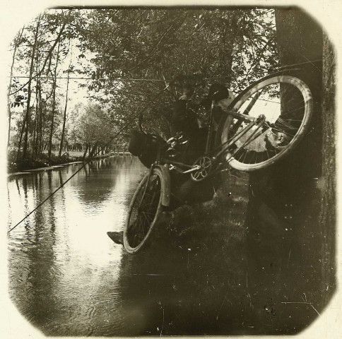 Manoeuvres militaires de Picardie du 2e Corps d'Armée : passage d'une bicyclette au dessus d'une rivière au moyen d'une tyrolienne