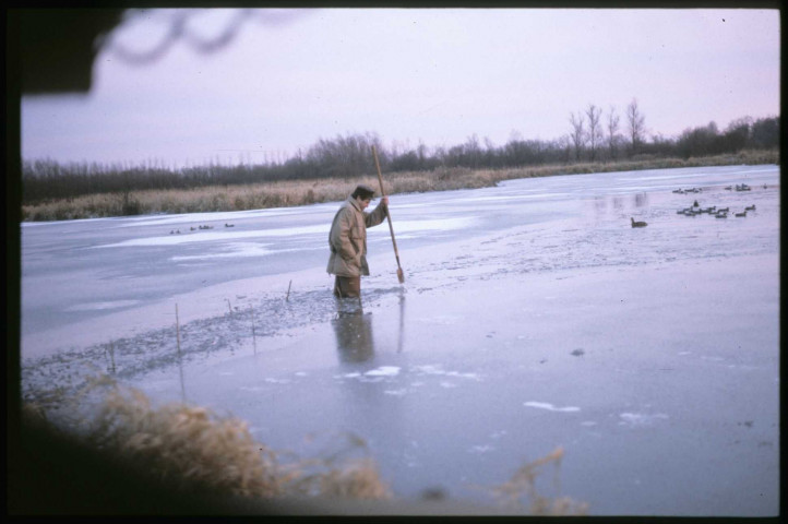 [Un chasseur essayant de déglacer l'étang]