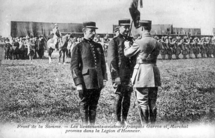 Front de la Somme - Les Lieutenants-aviateurs français Garros et Marchal promus dans la légion d'Honneur