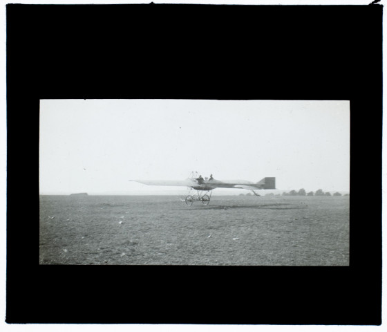 Aéroplane sur un champ d'aviation - septembre 1913