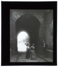 [Excursion photographique du 14 juillet 1901. Groupe sous une porte monumentale du château de Coucy]