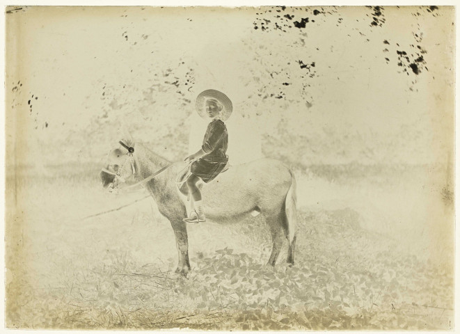 Martinsart (Somme). Enfant de la famille Danel monté sur un âne