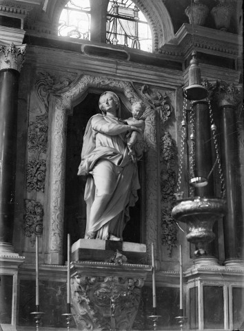 Eglise, Statue de la Vierge à l'enfant sur retable