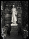 Statue de Saint-Vincent de Paul dans un jardin