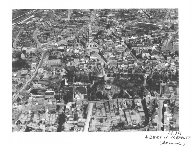 Albert. Vue aérienne de la ville, la place d'armes, la basilique Notre-Dame