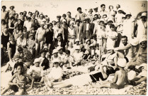 Onival. Portrait d'un groupe de touristes sur la plage