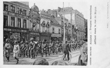 Guerre 1914-1915. Troupes marocaines défilant dans la rue de Noyon