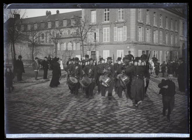 Compagnie 72e, tambours et clairons - vue prise rue de Beauvais près du boulevard - octobre 1895