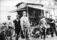 Coisy. Des paysans posant devant la batteuse "Tchot Norat"