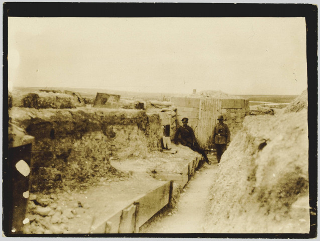 PHOTOGRAPHIE MONTRANT UN OFFICIER ET UN SOLDAT ALLEMANDS DANS UNE TRANCHEE. AYANT APPARTENU A MONSIEUR LANGFELD