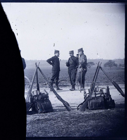 Manoeuvres militaires de Picardie du 2e Corps d'Armée : officiers discutant sur le bord d'une route lors d'une halte