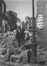 Dans les ruines d'Amiens après les bombardements. 1940-1941