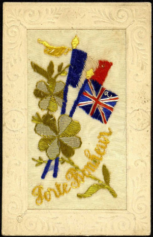 Carte postale cousue intitulée "Porte bonheur" représentant deux trèfles à 4 feuilles et deux drapeaux (français et anglais). Correspondance d'un certain Hodent à Madelein Riche d'Heucourt-Croquoison